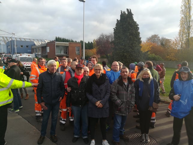 La cheffe de groupe ce matin au piquet de grève des ouvriers de la ville de Charleroi