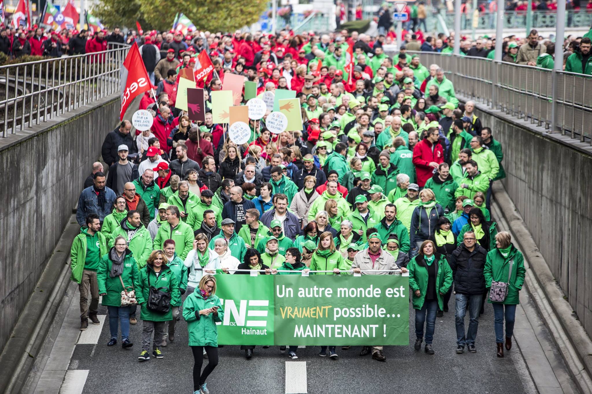 10.000 travailleurs rassemblés à Charleroi pour une société plus solidaire